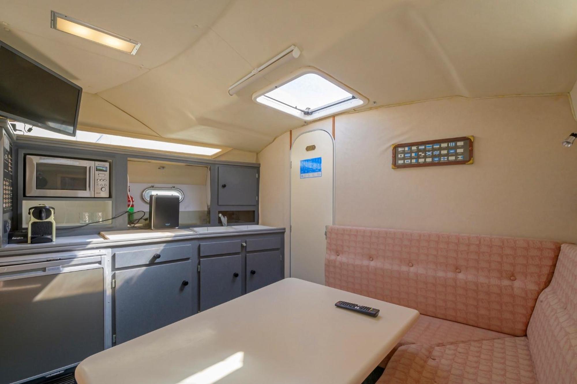 Boat Hotel Barcelona 산트 아드리아 데 베소스 객실 사진